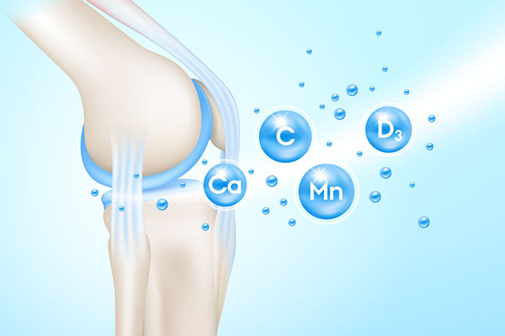 Natural Pharmaceuticals „CalciumControl™“ Paveikslėlyje pavaizduotas kelio sąnarys, apsuptas permatomomis mėlynomis linijomis, simbolizuojančiomis apsaugą ar paramą. Aplink sąnario skrieja mėlynos spalvos rutuliai su mineralinių medžiagų ir vitaminų, kurie stiprina kaulų ir sąnarių sveikatą, žymėmis: Ca (kalcis), C (vitaminas C), Mn (manganas) ir D₃ (vitaminas D3). Fonas yra šviesiai mėlynas, kuris pabrėžia šviežumą ir sveikatą.