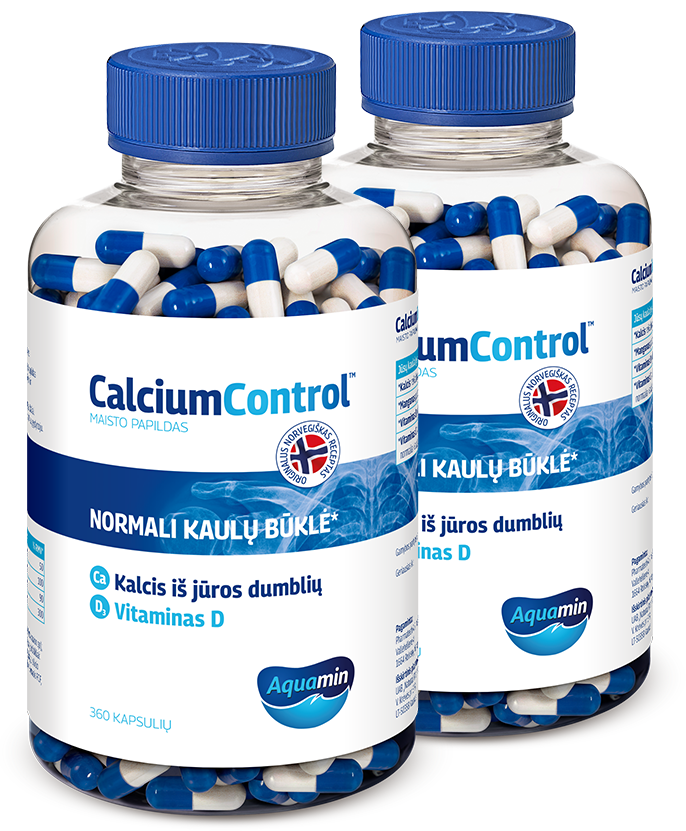 Natural Pharmaceuticals „CalciumControl™“ dvi pakuotės maisto papildo „CalciumControl™“ . Kiekvienoje pakuotėje yra 360 kapsulių. Etiketėje nurodyta, kad produktas palaiko normalią kaulų būklę („Normali Kaulų Būklė“), jo sudėtyje yra iš jūros dumblių gauto kalcio („Kalcis iš jūros dumblių“) ir vitamino D („Vitaminas D“). Produktas taip pat pažymėtas prekės ženklu „Aquamin“ ir turi kokybės ženklą su Norvegijos vėliava.