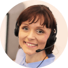 Natural Pharmaceuticals „CalciumControl™“ Moteris su mikrofonu ir ausinėmis šypsosi, dirba klientų aptarnavimo specialiste.